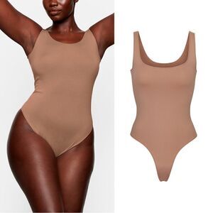 SKIMS ESSENTIAL SCOOP NECK BODYSUIT